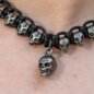 Collar con cordón y calavera de plátano azul (negro) | Accesorios alternativos