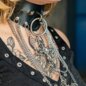 Halsband mit blauen Bananenspitzen und Kreuzen (Schwarz) | Alternative Accessoires